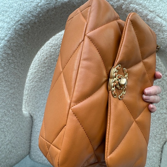 Chanel 19 Caramel color medium size - Picture 5 of 8